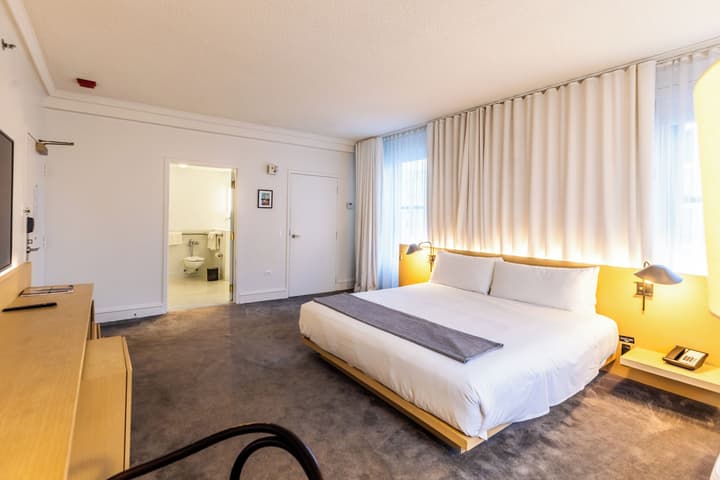 The Chicago Hotel Collection Ambassador Gold Coast