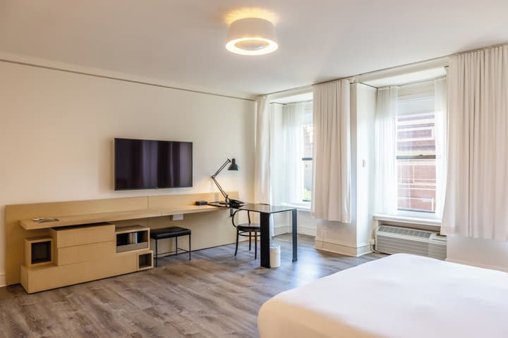 The Chicago Hotel Collection Ambassador Gold Coast