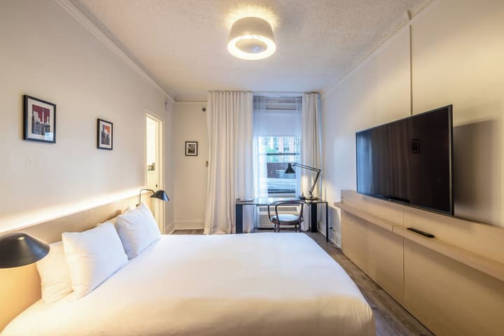 The Chicago Hotel Collection Ambassador Gold Coast