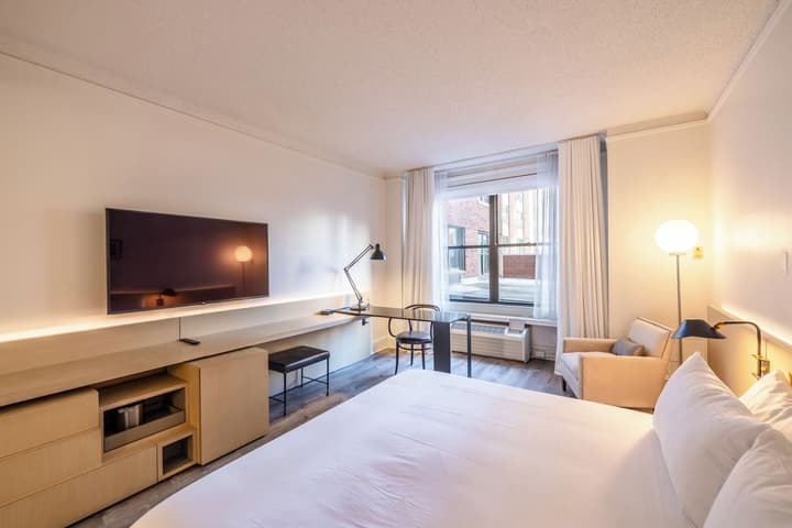 The Chicago Hotel Collection Ambassador Gold Coast