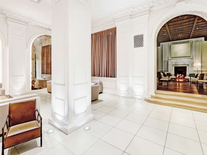 The Chicago Hotel Collection Ambassador Gold Coast