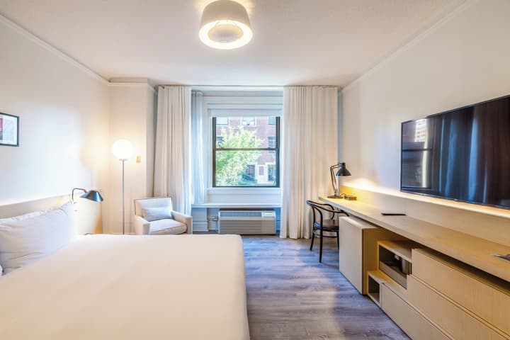 The Chicago Hotel Collection Ambassador Gold Coast