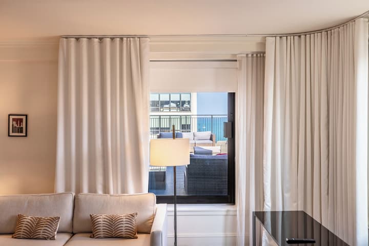 The Chicago Hotel Collection Ambassador Gold Coast