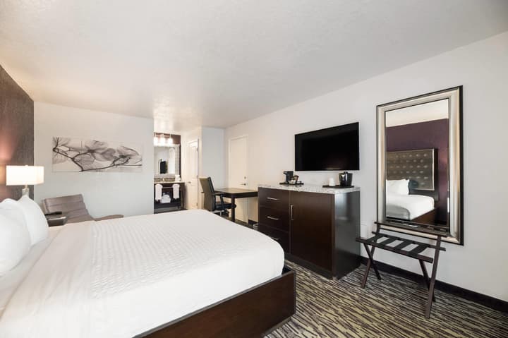 Clarion Inn & Suites Across From Universal Orlando Resort