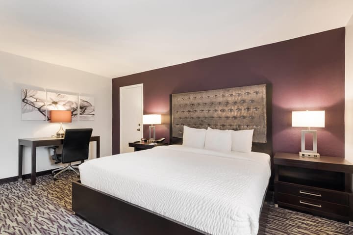 Clarion Inn & Suites Across From Universal Orlando Resort