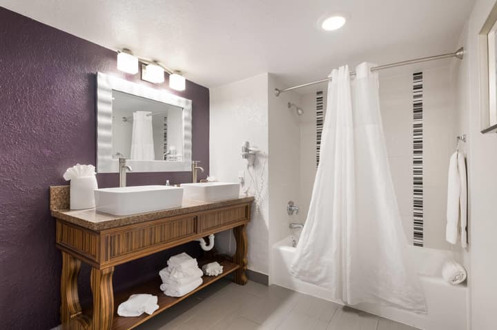 Clarion Inn & Suites Across From Universal Orlando Resort