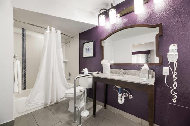 Clarion Inn & Suites Across From Universal Orlando Resort