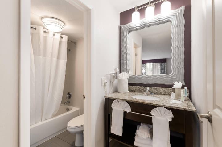 Clarion Inn & Suites Across From Universal Orlando Resort