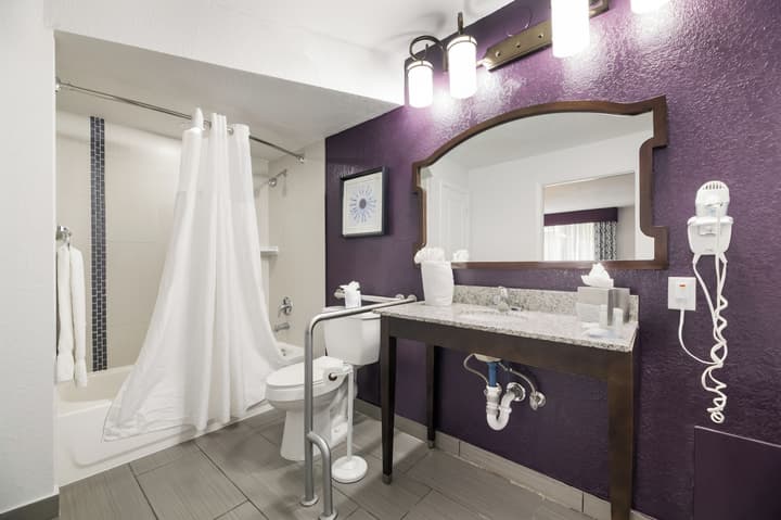 Clarion Inn & Suites Across From Universal Orlando Resort