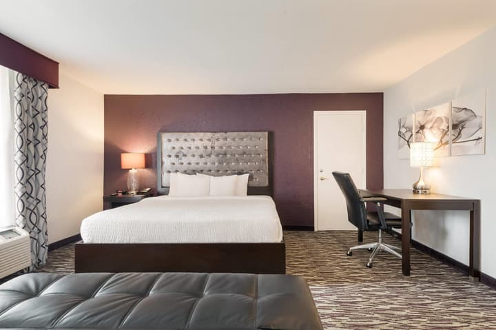 Clarion Inn & Suites Across From Universal Orlando Resort
