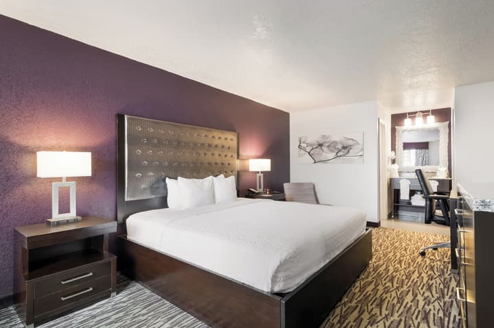 Clarion Inn & Suites Across From Universal Orlando Resort