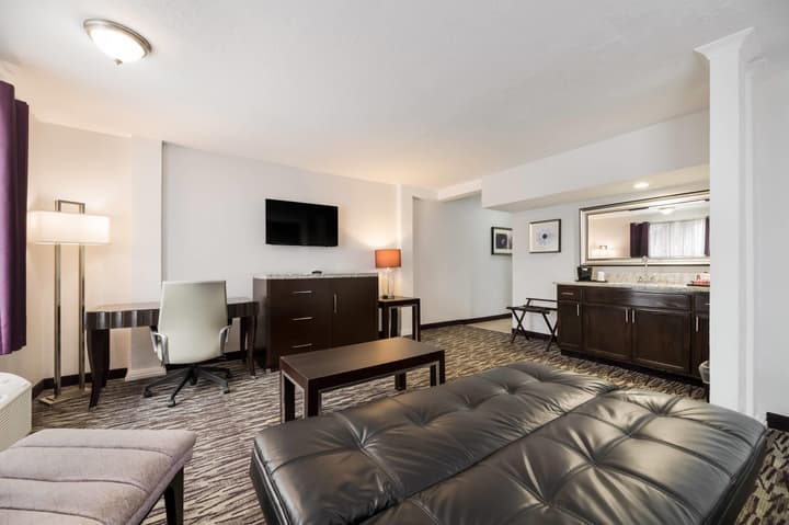 Clarion Inn & Suites Across From Universal Orlando Resort