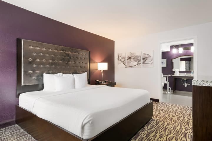 Clarion Inn & Suites Across From Universal Orlando Resort