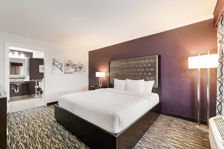 Clarion Inn & Suites Across From Universal Orlando Resort