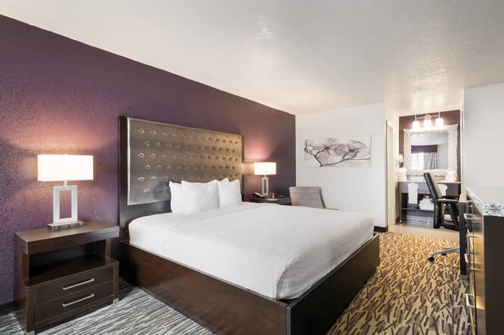 Clarion Inn & Suites Across From Universal Orlando Resort