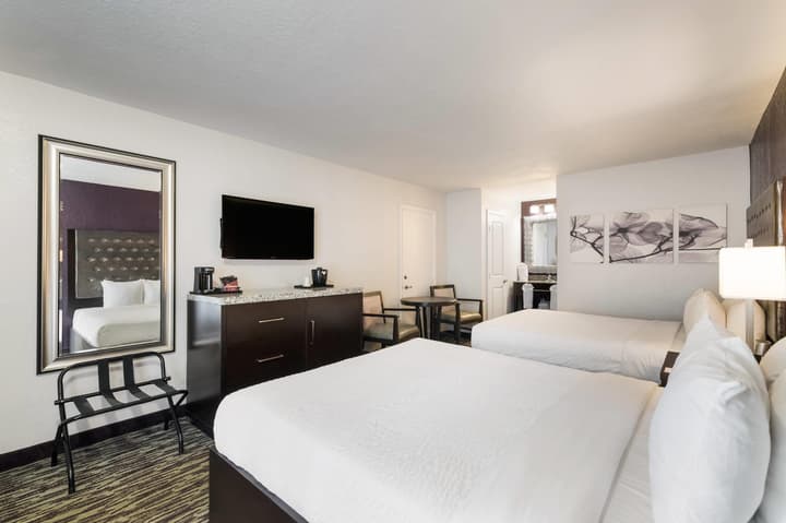 Clarion Inn & Suites Across From Universal Orlando Resort