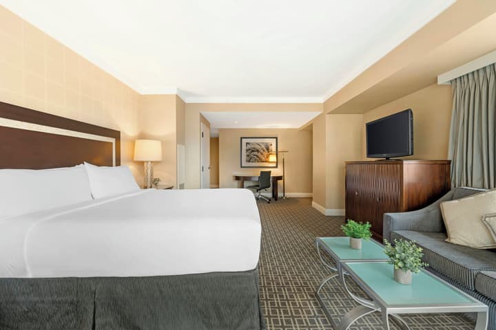 Omni Los Angeles Hotel at California Plaza
