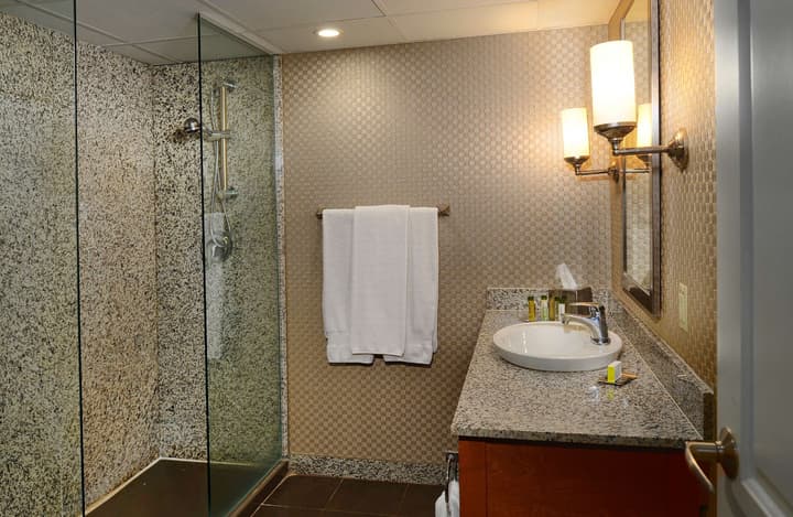 DoubleTree by Hilton St. Louis - Westport