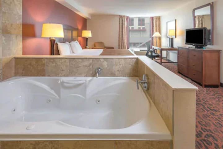 Ramada by Wyndham Niagara Falls/Fallsview