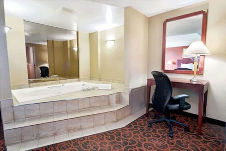 Ramada by Wyndham Niagara Falls/Fallsview