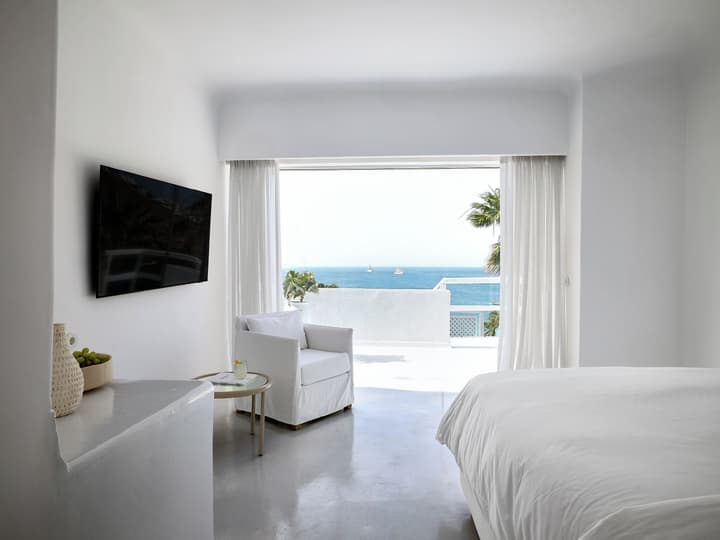 Mykonos Blu, A Resort to Live