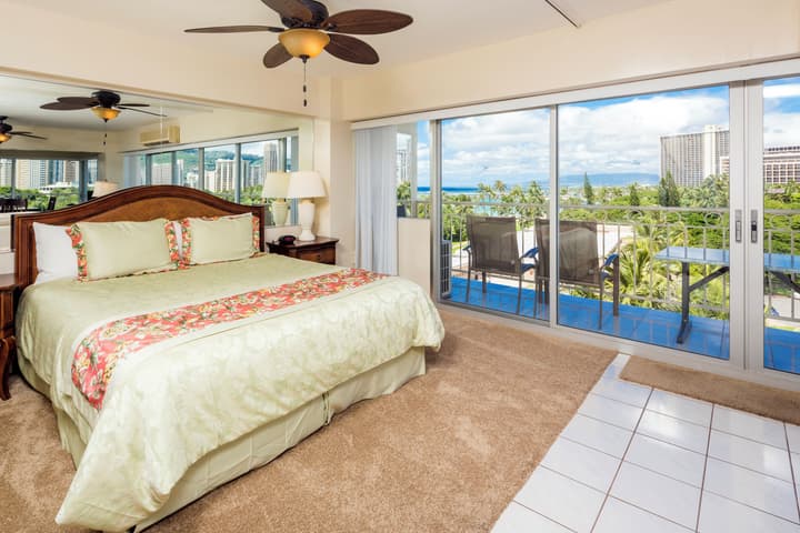 Castle Waikīkī Shore
