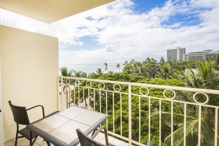 Castle Waikīkī Shore