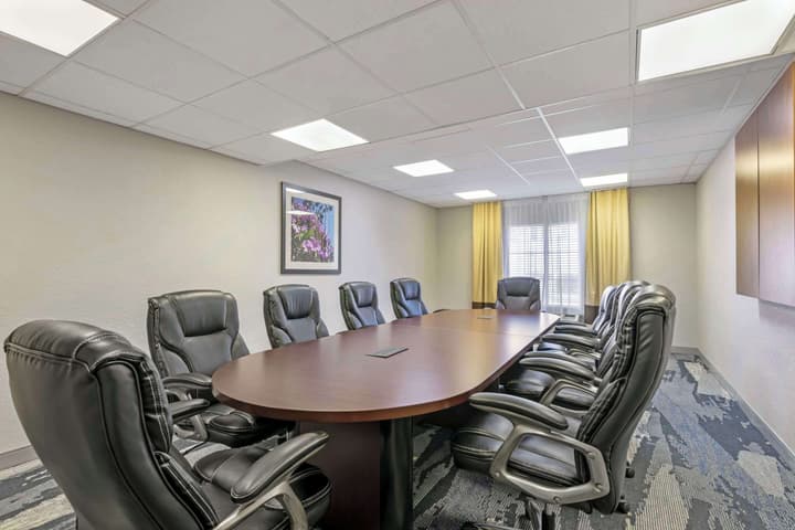 Comfort Suites Downtown