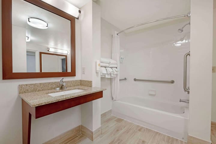 Comfort Suites Downtown