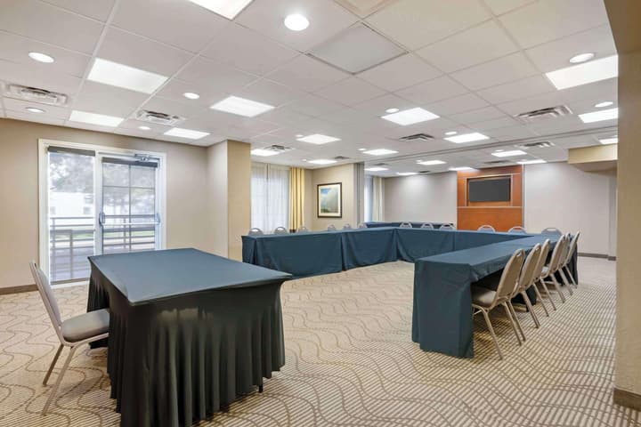 Comfort Suites Downtown