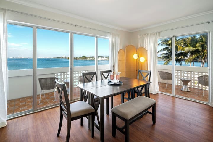 Palm Tree Club Miami Hotel