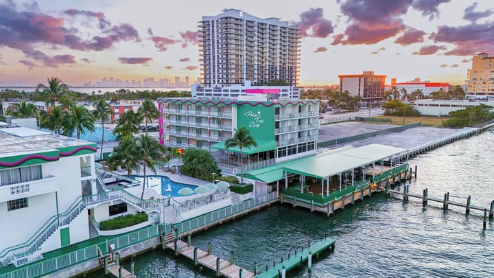 Palm Tree Club Miami Hotel