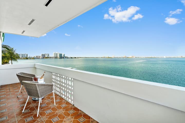Palm Tree Club Miami Hotel