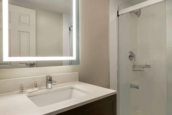 Days Inn by Wyndham Toronto West Mississauga