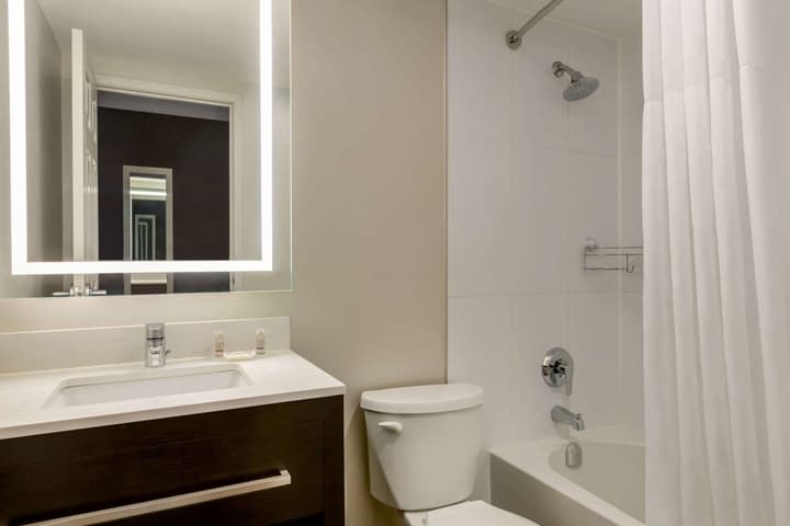 Days Inn by Wyndham Toronto West Mississauga