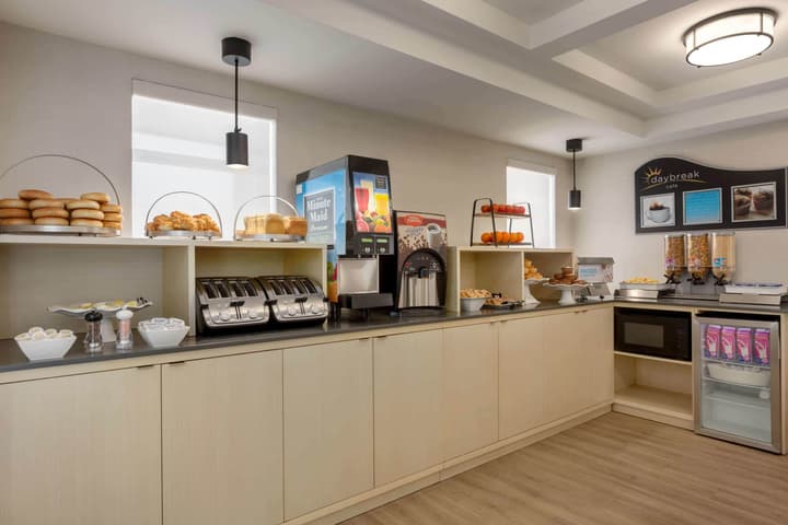 Days Inn by Wyndham Toronto West Mississauga