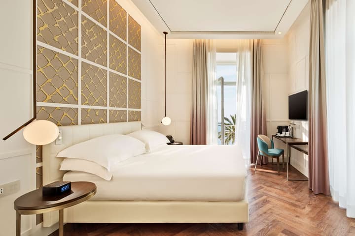 De Bonart Naples, Curio Collection by Hilton