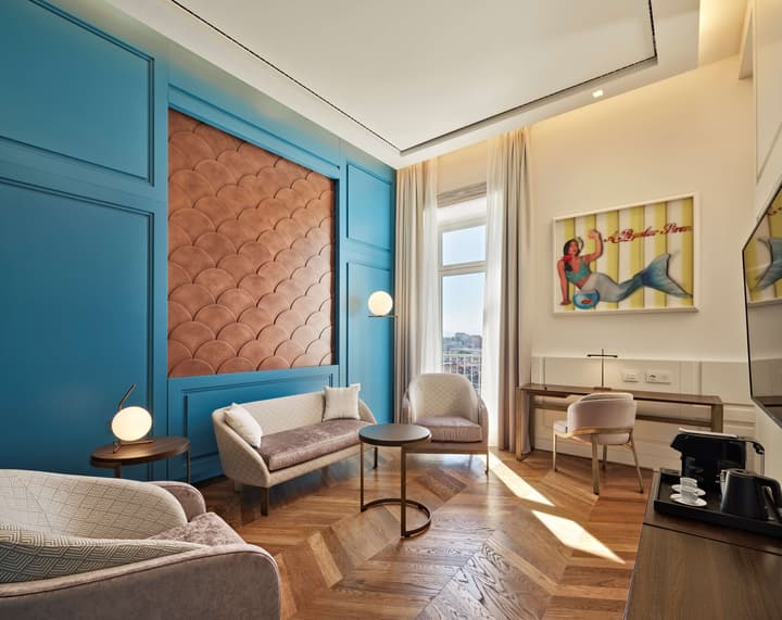 De Bonart Naples, Curio Collection by Hilton