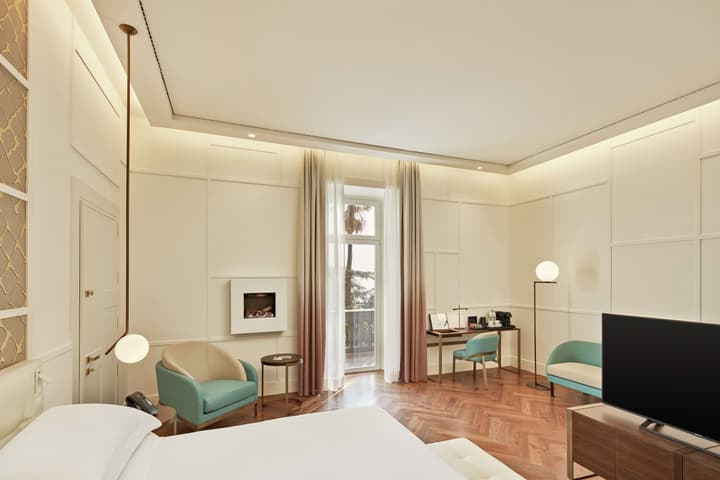 De Bonart Naples, Curio Collection by Hilton