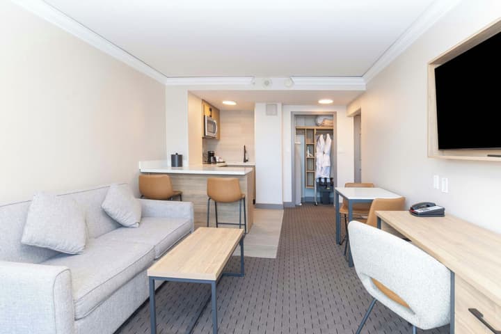 Sandman Signature Vancouver Downtown Hotel