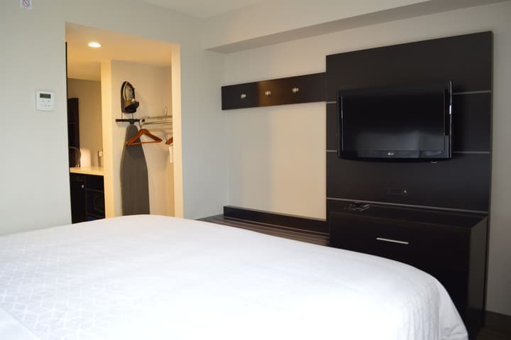 Holiday Inn Express & Suites Miami - Hialeah by IHG