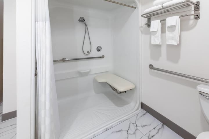 Howard Johnson by Wyndham Malden Boston Area
