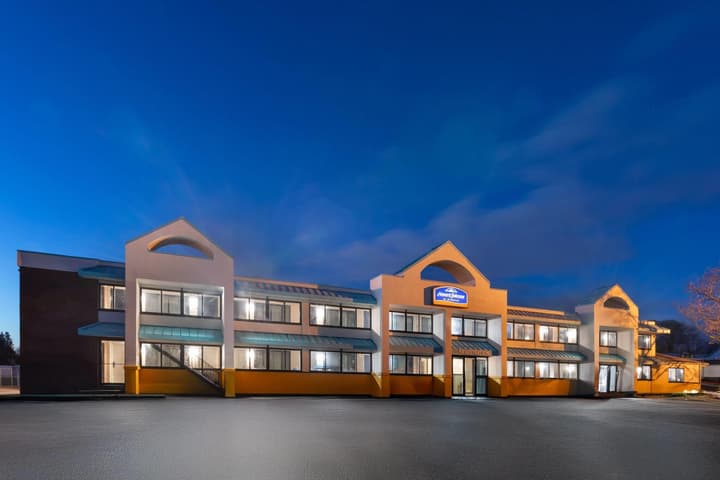 Howard Johnson by Wyndham Malden Boston Area