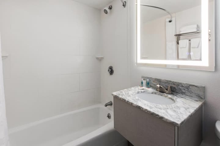 Howard Johnson by Wyndham Malden Boston Area