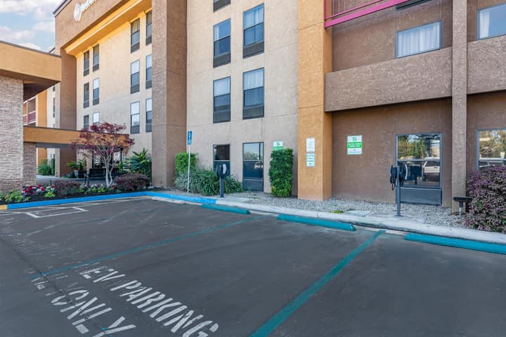 Best Western Plus Fresno Airport Hotel
