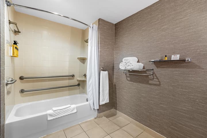 Best Western Plus Fresno Airport Hotel