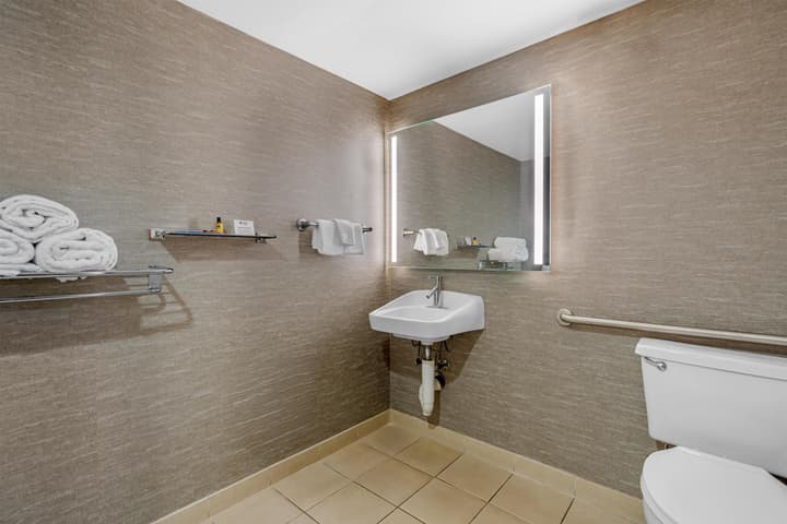 Best Western Plus Fresno Airport Hotel