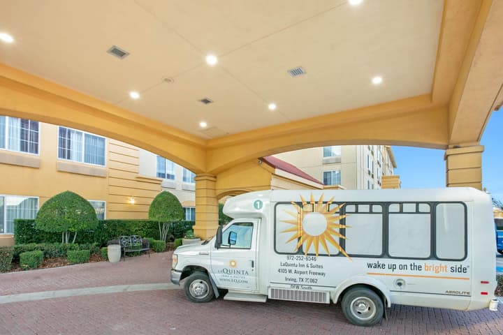 La Quinta Inn & Suites by Wyndham DFW Airport South / Irving