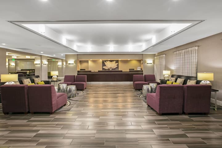 La Quinta Inn & Suites by Wyndham DFW Airport South / Irving