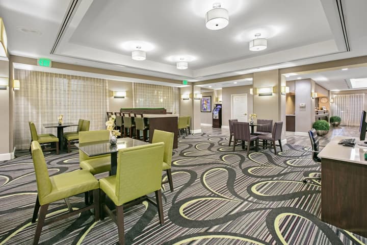 La Quinta Inn & Suites by Wyndham DFW Airport South / Irving